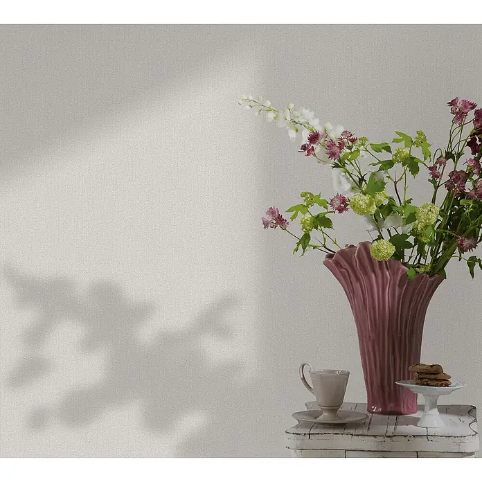 Marburg GZSZ Vliestapete - Hellgrau, Uni, 10,05 x 0,53 m - Stillleben mit Blumen in einer rosa Vase, einer Tasse und Keksen auf einem weißen Tisch.