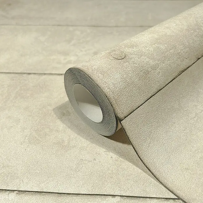 Marburg GZSZ Vliestapete - Beige, Betonoptik, 10,05 x 0,53 m - Nahaufnahme einer Rolle beiger Tapete mit subtiler Textur, die ein elegantes, dezentes Design für die Inneneinrichtung bietet.