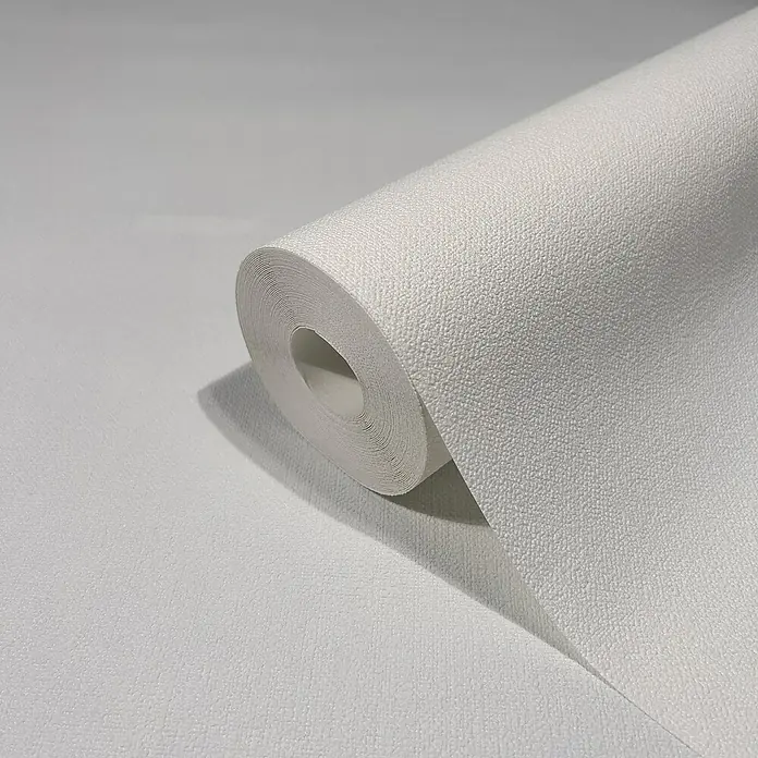 Marburg GZSZ Vliestapete - Weiß, Uni, 10,05 x 0,53 m - Nahaufnahme einer Rolle weißer, strukturierter Tapete, ideal für die Wandgestaltung und Innenraumrenovierung. Die Textur sorgt für ein stilvolles Ambiente.
