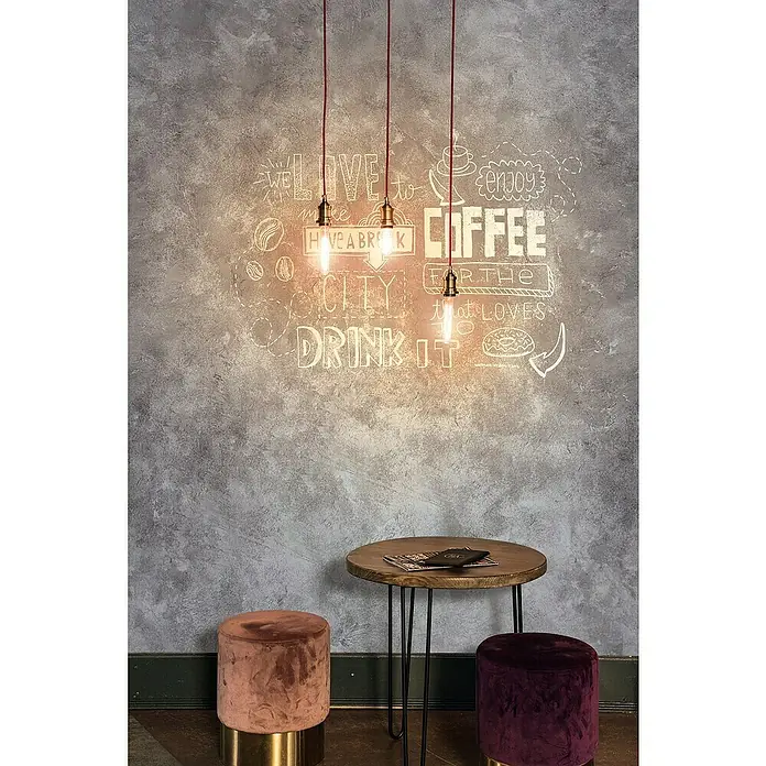 Marburg GZSZ Fototapete Coffee - B x H: 1,59 x 2,7 m, Vlies - Detailaufnahme von drei Pendelleuchten mit roten Kabeln über einem Holztisch mit Hockern, die eine gemütliche Atmosphäre erzeugen.