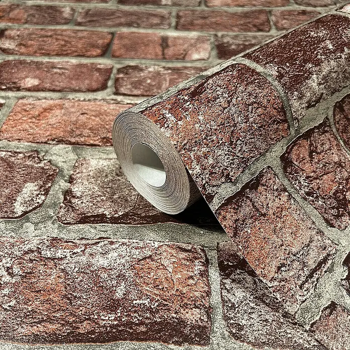 Marburg GZSZ Vliestapete Steinwand - Ziegelrot, Steinoptik, 10,05 x 0,53 m - Nahaufnahme einer Rolle dekorativer Backstein-Tapete, die eine realistische Mauerwerksoptik für die Inneneinrichtung bietet.