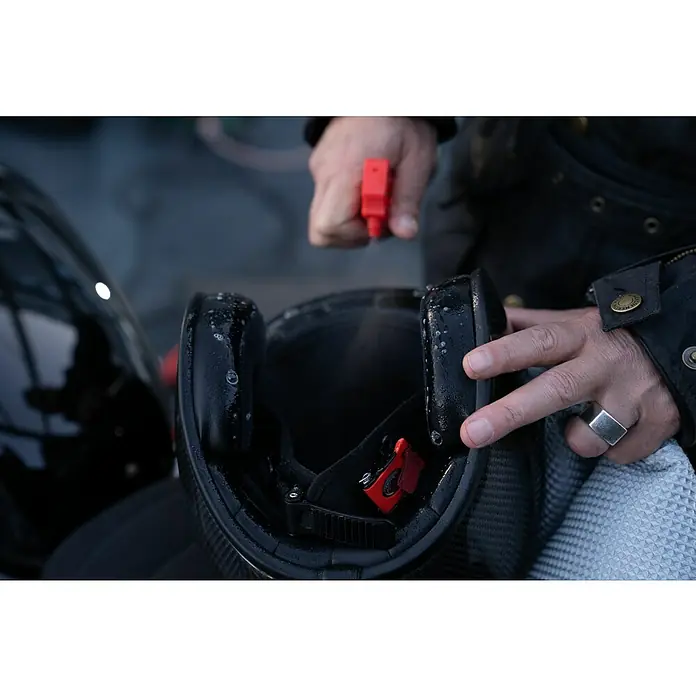 Nigrin Moto-Bike Reinigungsmittel - 300 ml, Geeignet für: Motorradhelme - Nahaufnahme eines Motorradhelms, der mit einem roten Reinigungsspray gereinigt wird. Fokus auf die Pflege und Sauberkeit des Helms.