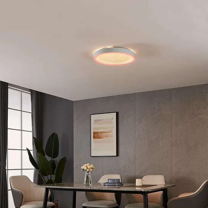 Eglo Smart-LED-Deckenleuchte rund Kristalleffekt - Ø x H: 42 x 5 cm, 17,8 W, RGBW - Moderne runde Deckenleuchte mit LED-Beleuchtung in einem Esszimmer. Das Licht ist warm und einladend.