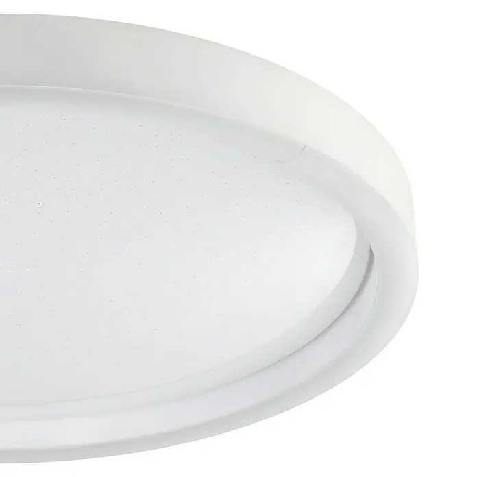 Eglo Smart-LED-Deckenleuchte rund Kristalleffekt - Ø x H: 42 x 5 cm, 17,8 W, RGBW - Nahaufnahme einer runden, weißen Deckenleuchte, die ein schlichtes und modernes Design aufweist und sich ideal für die Innenbeleuchtung eignet.