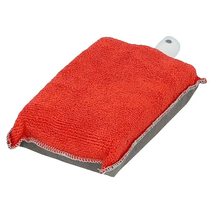 Nigrin Antibeschlagschwamm - Ausstattung: Sprühkopf - Nahaufnahme eines roten Mikrofaser-Applikatorpads, ideal zum Auftragen von Polituren und Wachsen mit sauber genähten Kanten.
