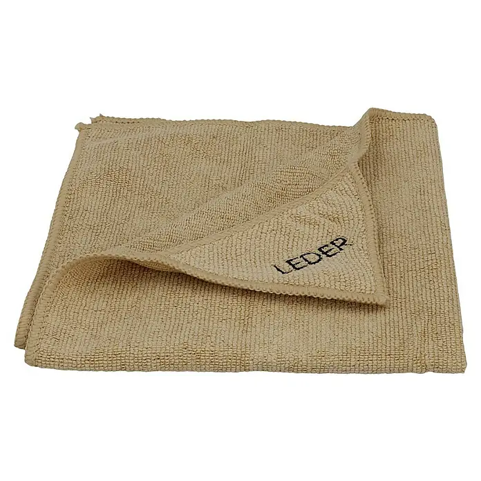 Nigrin Performance Mikrofasertuch - 40 x 40 cm, Gelblich - Nahaufnahme eines beigen Leder-Reinigungstuchs mit dem Schriftzug "LEDER", das für die schonende Pflege von Lederoberflächen konzipiert ist.