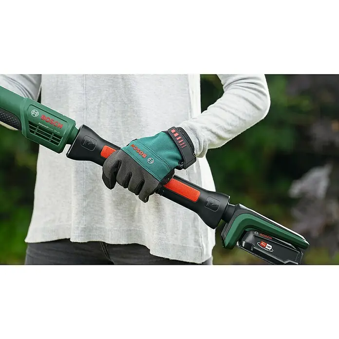 Bosch Power for All 18V Akku-Gartenschere AdvancedPrune 18V-45 mit Verlängerungsstange - 18 V, Li-Ionen, 1 Akku, Max. Aststärke: 45 mm - Person hält eine Bosch AdvancedPrune 18V-45 Akku-Gartenschere mit Handschuhen, ideal für Gartenarbeiten und Baumschnitt.