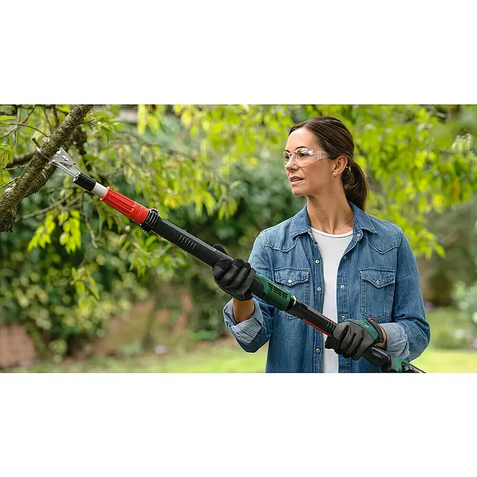 Bosch Power for All 18V Akku-Gartenschere AdvancedPrune 18V-45 - 18 V, Li-Ionen, Ohne Akku, Max. Aststärke: 45 mm - Eine Frau benutzt eine Bosch Hochentaster, um Äste an einem Baum zu schneiden. Sie trägt Schutzbrille und Handschuhe für ihre Sicherheit.