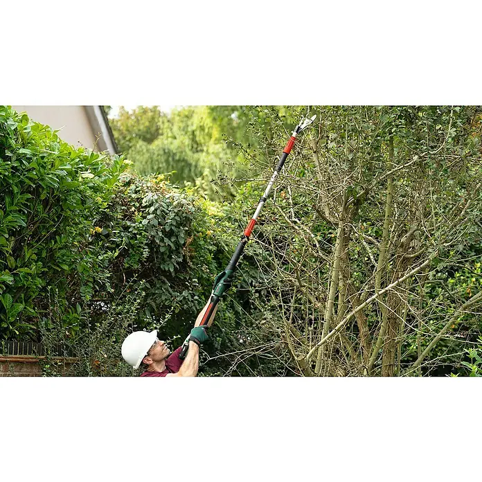 Bosch Power for All 18V Griffverlängerung - Passend für: Bosch Power for All 18V Akku-Gartenschere AdvancedPrune 18V-45 - Ein Mann mit einem Bosch Hochentaster beim Beschneiden von Ästen. Das Gerät ermöglicht sicheres Arbeiten vom Boden aus.