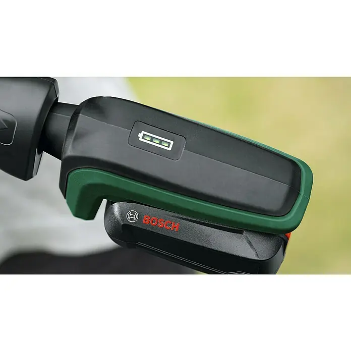 Bosch Power for All 18V Akku-Gartenschere AdvancedPrune 18V-45 mit Verlängerungsstange - 18 V, Li-Ionen, 1 Akku, Max. Aststärke: 45 mm - Nahaufnahme eines Bosch-Akkus mit Ladezustandsanzeige, der an einem Gartengerät befestigt ist.