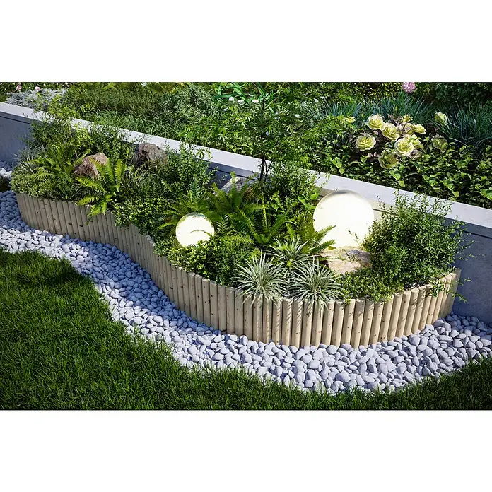 Joda Beeteinfassung Beetrolli - 200 x 30 cm - Stilvoller Gartenbereich mit Rundholzbeeteinfassung, üppigen Pflanzen, dekorativen Steinen und leuchtenden Kugellampen für eine stimmungsvolle Atmosphäre.