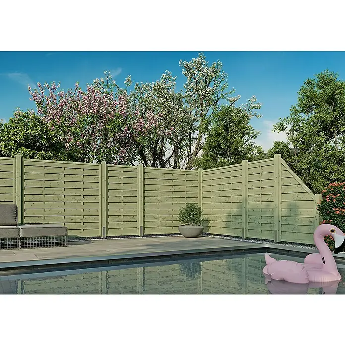 Joda Sichtschutzelement Hamburg - 100 x 180 cm, Kesseldruckimprägniert grün - Ein grüner Holzzaun umgibt einen Pool mit einer rosa Flamingo-Luftmatratze, umgeben von üppigem Grün und Bäumen im Hintergrund.