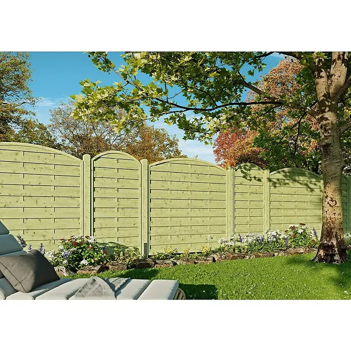Joda Sichtschutzelement Hamburg - 180 x 157/180 cm, Mit Bogen - Hölzerner Gartenzaun mit Blumenbeet im Garten, der Privatsphäre und eine natürliche Umgebung schafft.