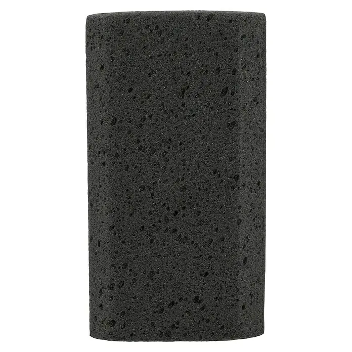 Nigrin Jumbo-Autoschwamm - 20 x 11 x 8 cm - Nahaufnahme eines zylindrischen schwarzen Schwamms mit einer porösen Textur, ideal für den Einsatz in verschiedenen Reinigungs- und Polieranwendungen.
