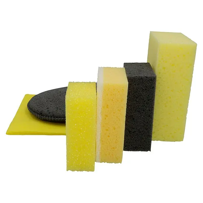 Nigrin Auto-Wasch-Set - 6 -tlg. - Nahaufnahme von verschiedenen Kosmetikschwämmchen in Gelb und Schwarz, die für die tägliche Hautpflege und das Auftragen von Make-up verwendet werden.