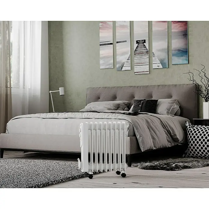 Voltomat HEATING Ölradiator - 2.000 W, Raumgröße bis ca. 20 m², Weiß - Nahaufnahme eines weißen Ölradiators im Schlafzimmer, der für Wärme und Komfort sorgt. Perfekt für gemütliche Stunden.