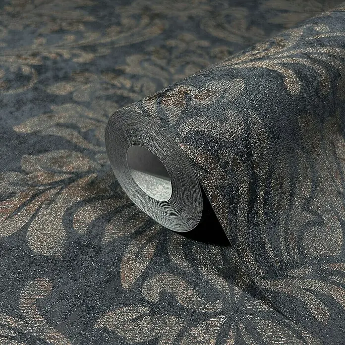 Marburg GZSZ Vliestapete - Schwarz/Braun, Ornament, 10,05 x 0,53 m - Nahaufnahme einer Rolle gemusterter Tapete in dunklen Farbtönen mit filigranen Details, die eine luxuriöse Wandgestaltung verspricht.