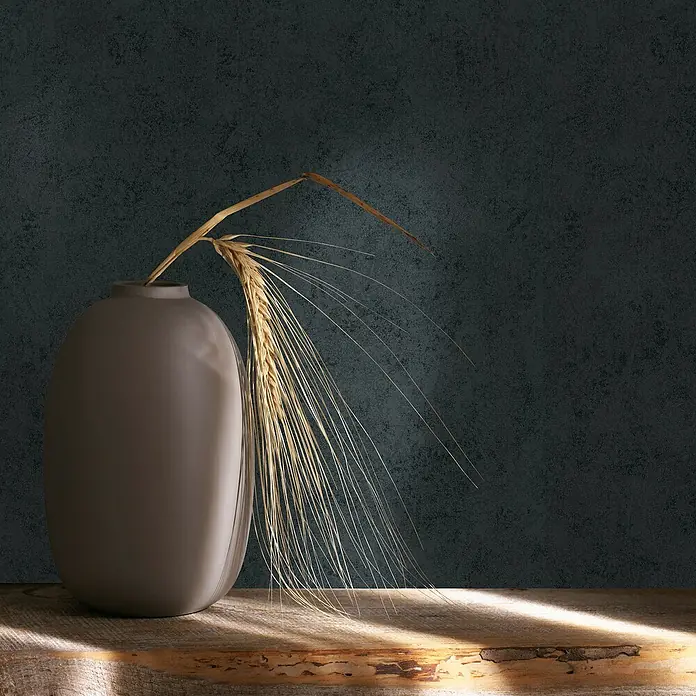 Marburg GZSZ Vliestapete - Shadow-Schwarz, Uni, 10,05 x 0,53 m - Elegante Vase mit Weizenhalm, die schlichte Schönheit und natürliche Eleganz vereint, perfekt für eine stilvolle Dekoration.