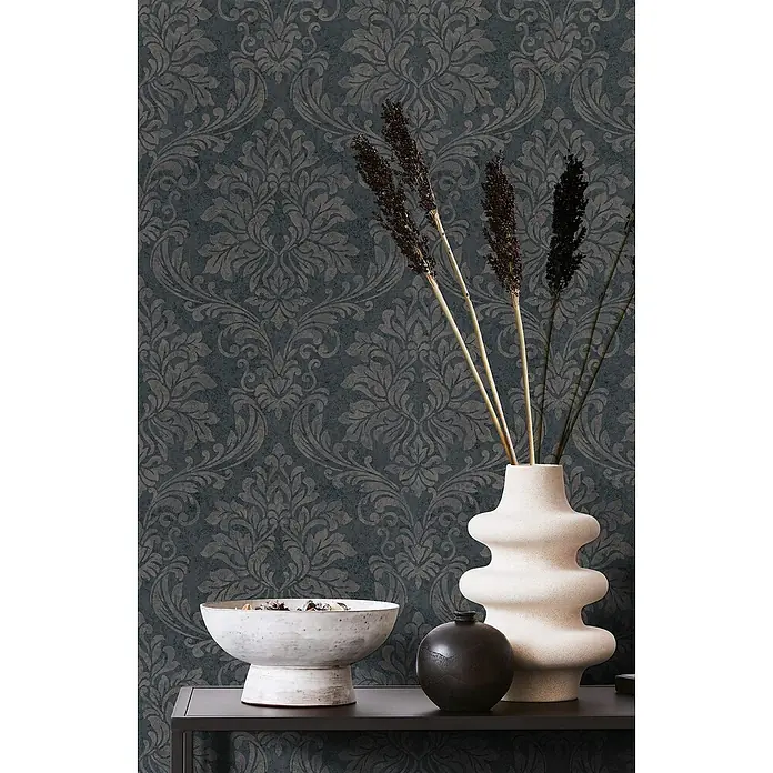 Marburg GZSZ Vliestapete - Schwarz/Braun, Ornament, 10,05 x 0,53 m - Dekorative Komposition mit Keramikschale, Kugelvase und strukturierter Vase mit Pflanzen vor gemusterter Tapete.