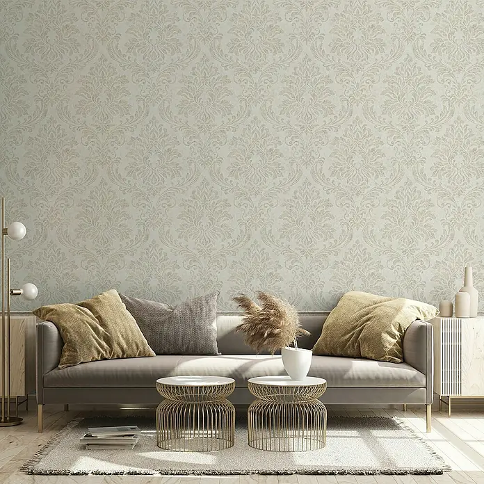 Marburg GZSZ Vliestapete - Beige, Ornament, 10,05 x 0,53 m - Wohnzimmer mit elegantem Sofa, Ziertischen und passender Tapete, die eine harmonische Atmosphäre schafft.