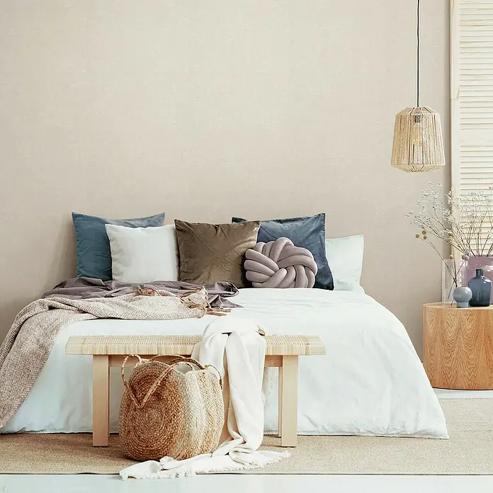 Marburg GZSZ Vliestapete - Hellbeige, Uni, 10,05 x 0,53 m - Ein gemütliches Schlafzimmer mit einem wunderschönen Bett mit vielen Kissen und einer dekorativen Lampe.