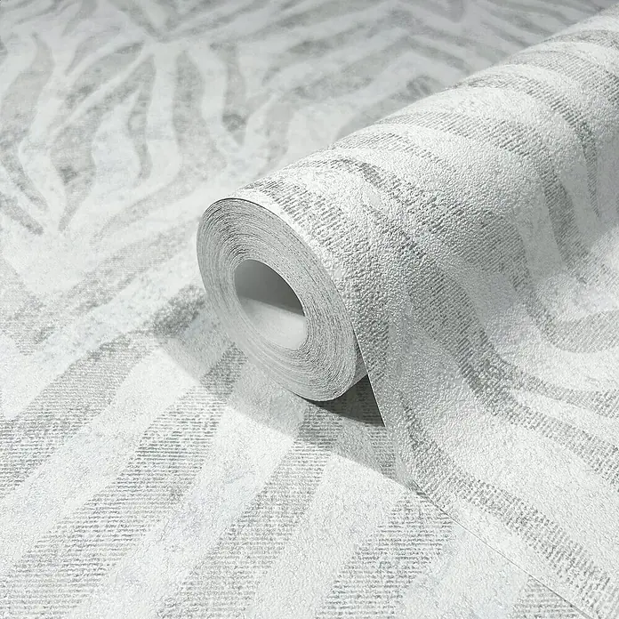 Marburg GZSZ Vliestapete Moderner Zebralook - Weiß/Grau, Tieroptik, 10,05 x 0,53 m - Ein Detailaufnahme einer Rolle silberfarbener Zebra-Tapete, die Textur und Muster des Produkts hervorhebt. Perfekt für moderne Innenräume.