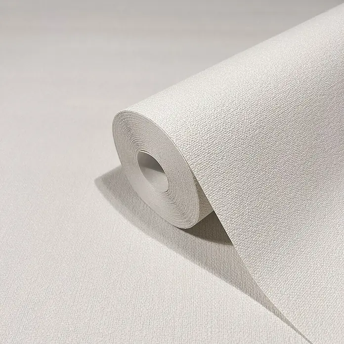 Marburg GZSZ Vliestapete - Cremebeige, Uni, 10,05 x 0,53 m - Nahaufnahme einer Rolle hellgrauer Vinyltapete mit dezenter Textur, ideal für moderne Wandgestaltungen.