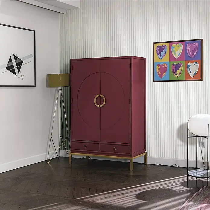 Marburg GZSZ Vliestapete Paneel-Optik - Weiß, Holzoptik, 10,05 x 0,53 m - Elegantes Interieur mit einem auffälligen, burgunderroten Schrank mit goldenen Akzenten, flankiert von Kunst und stilvoller Beleuchtung.