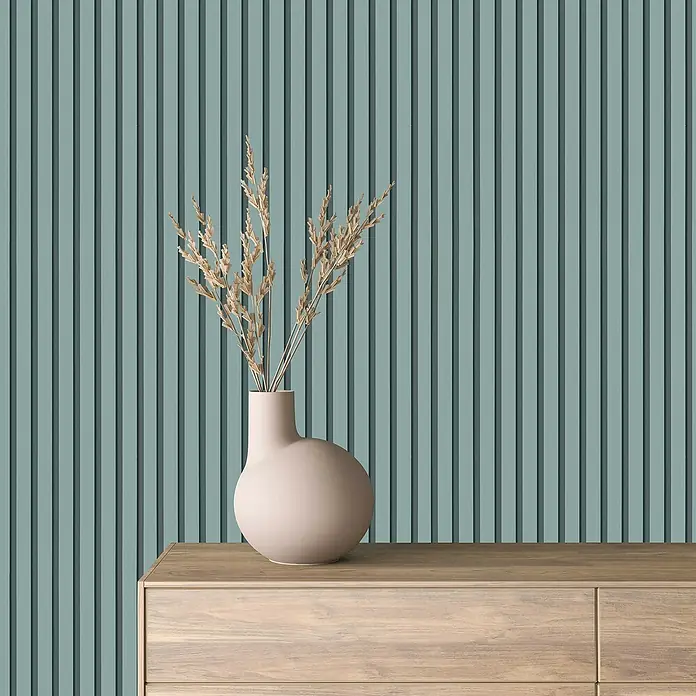 Marburg GZSZ Vliestapete Paneel-Optik - Blau, Holzoptik, 10,05 x 0,53 m - Nahaufnahme einer zartrosa Blumenvase mit Trockenblumen auf einem hellen Holzschrank vor einer Wand mit vertikalen Paneelen.