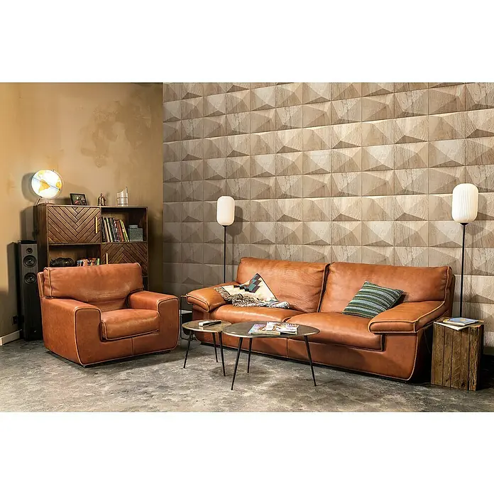 Marburg GZSZ Vliestapete Holzwand - Beige/Braun, 3D-Optik, 10,05 x 0,53 m - Wohnzimmer mit braunem Ledersofa und Sessel, akzentuiert durch eine strukturierte Holzwand, die eine warme, gemütliche Atmosphäre schafft.