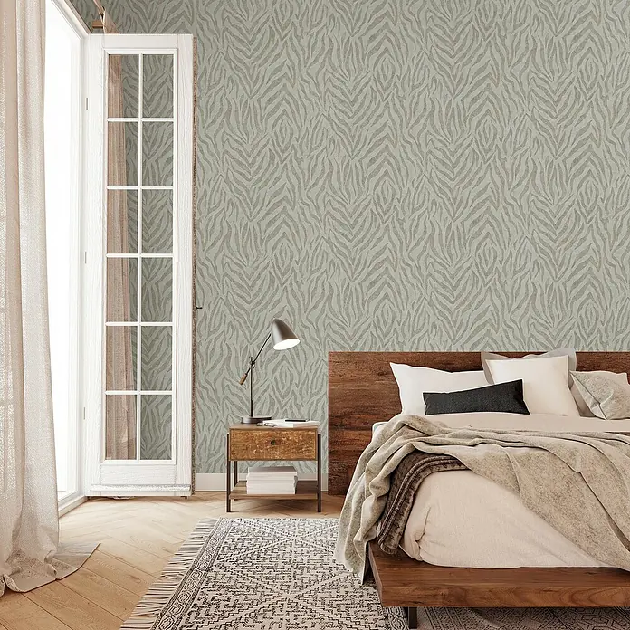 Marburg GZSZ Vliestapete Moderner Zebralook - Beige, Tieroptik, 10,05 x 0,53 m - Schlafzimmer mit stilvoller Tapete in Blattmusterung, Holzbett, Nachttisch mit Lampe und einem gemusterten Teppich.