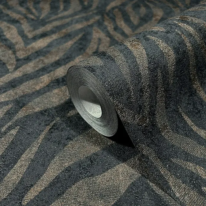 Marburg GZSZ Vliestapete Moderner Zebralook - Schwarz/Braun, Tieroptik, 10,05 x 0,53 m - Nahaufnahme einer Rolle Tapete mit abstraktem Zebra-Muster in dunklen Grau- und Brauntönen, ideal für eine stilvolle Wandgestaltung.