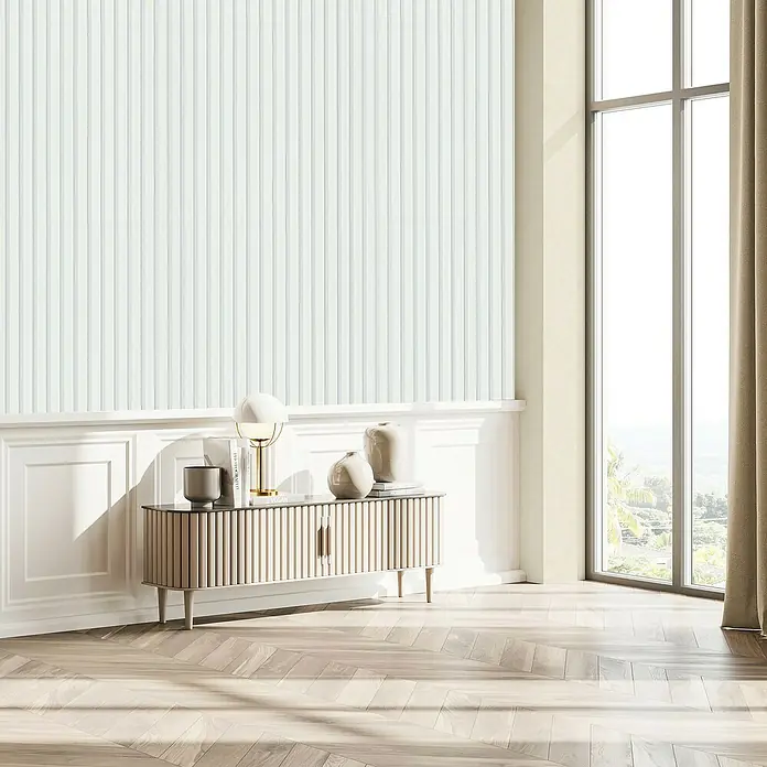Marburg GZSZ Vliestapete Paneel-Optik - Weiß, Holzoptik, 10,05 x 0,53 m - Ein elegantes Sideboard mit goldenen Akzenten und dekorativen Elementen in einem hellen Raum mit Parkettboden.