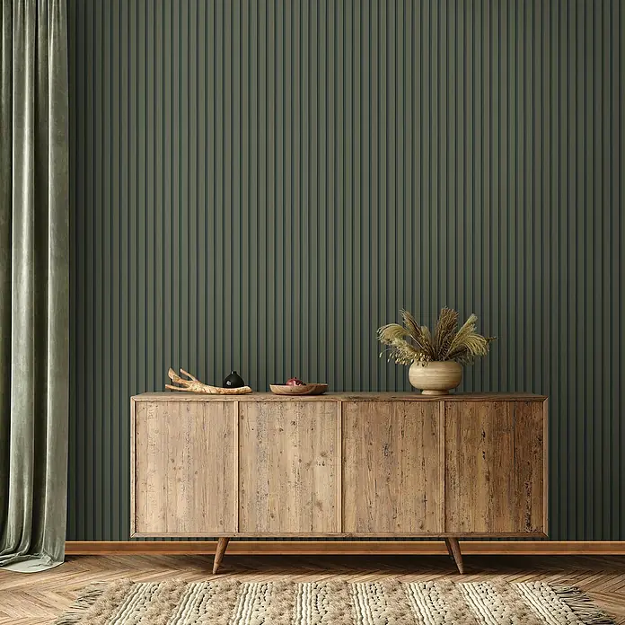 Marburg GZSZ Vliestapete Paneel-Optik - Grün, Holzoptik, 10,05 x 0,53 m - Wandpaneele in dunklem Grün und Beige mit Kommode aus hellem Holz, ideal für stilvolle Innenräume.