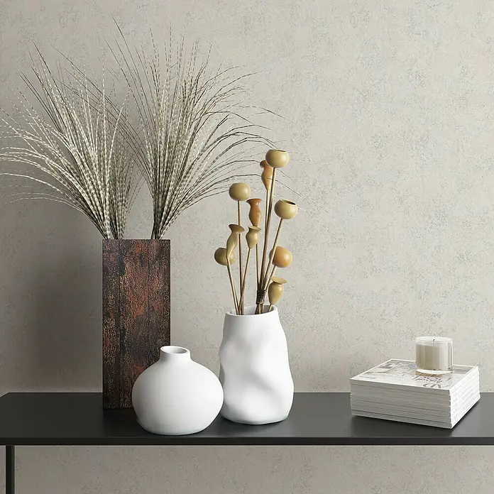 Marburg GZSZ Vliestapete - Shadow-Cremebeige, Uni, 10,05 x 0,53 m - Dekorative Stillleben-Arrangement mit Vasen, getrockneten Blumen und einer Kerze auf einem eleganten, schwarzen Regal.