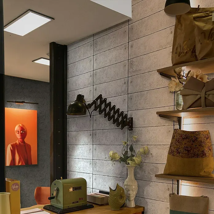 Marburg GZSZ Vliestapete - Grau, Betonoptik, 10,05 x 0,53 m - Die verstellbare Vintage-Schreibtischlampe an einer Betonwand bietet ausreichend Licht zum Arbeiten. Perfekt für den Schreibtisch oder als Leselampe.