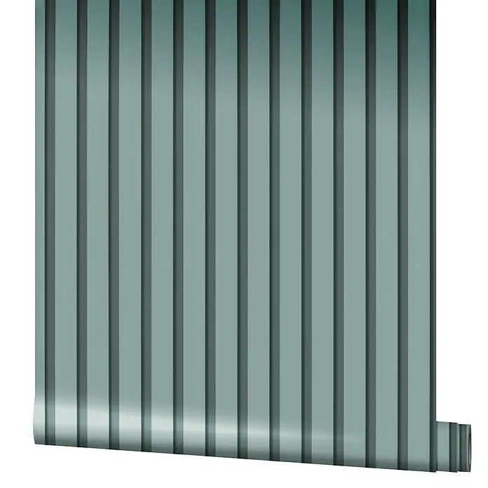 Marburg GZSZ Vliestapete Paneel-Optik - Blau, Holzoptik, 10,05 x 0,53 m - Nahaufnahme einer Rolle "Lines"-Tapete in sanftem Blaugrün mit einem modernen, gerippten Design für stilvolle Wände.