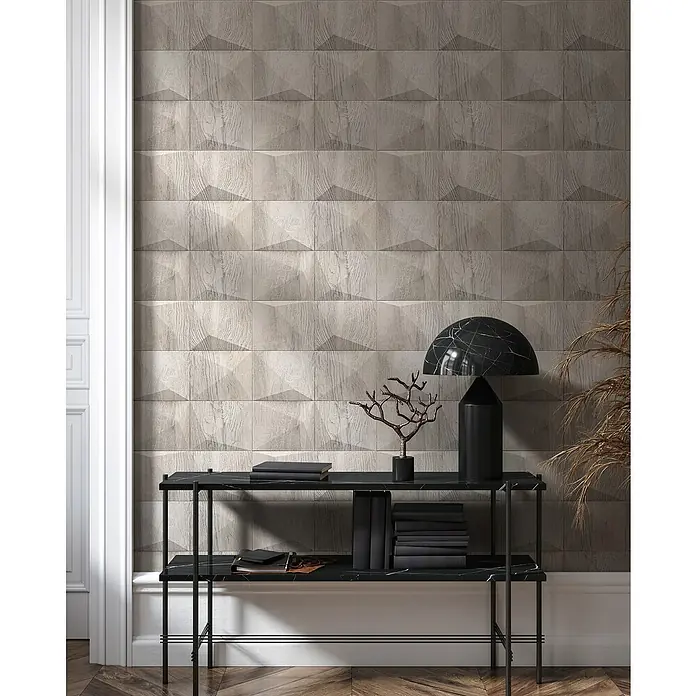 Marburg GZSZ Vliestapete Holzwand - Grau/Beige, 3D-Optik, 10,05 x 0,53 m - Elegante Innenraumaufnahme mit einer Wand aus dekorativen 3D-Holzpaneelen und einem schwarzen Konsolentisch mit stilvollen Accessoires.