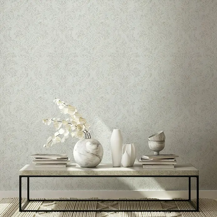 Marburg GZSZ Vliestapete - Weiß/Beige, Ornament, 10,05 x 0,53 m - Elegantes Stillleben mit dekorativen Vasen und Büchern auf einem modernen Beistelltisch, perfekt für stilvolle Raumgestaltung.