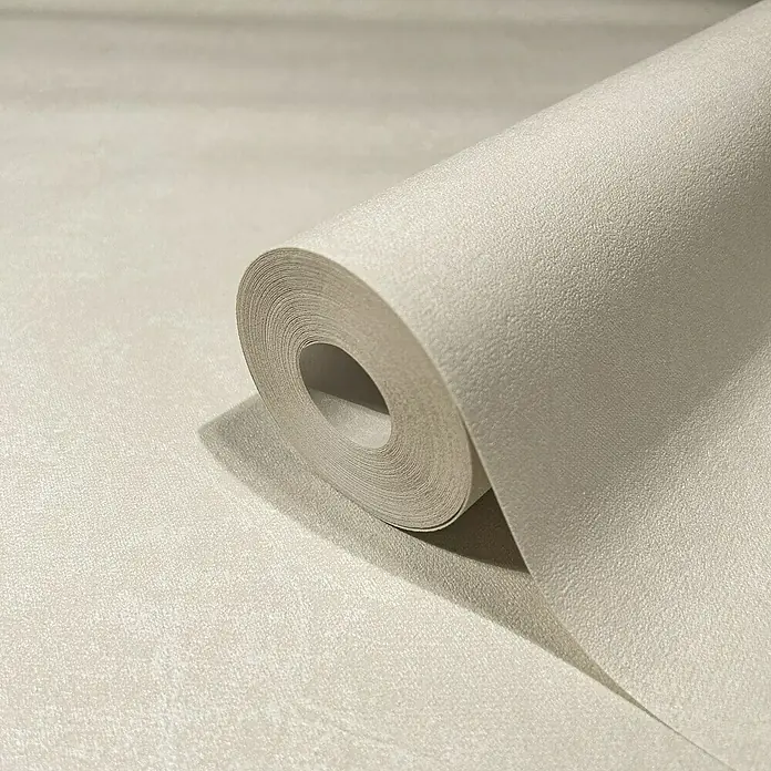 Marburg GZSZ Vliestapete - Hellbeige, Uni, 10,05 x 0,53 m - Nahaufnahme einer Rolle neutralfarbener Tapete mit dezenter Textur, die ein modernes und schlichtes Design für die Inneneinrichtung bietet.