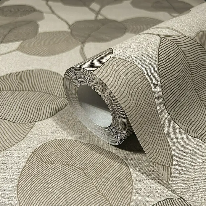 Marburg GZSZ Vliestapete Blätterranke - Beige/Braun, Floral, 10,05 x 0,53 m - Nahaufnahme einer Rolle gemusterter Tapete in Beige- und Grautönen mit einem eleganten Blattdesign.