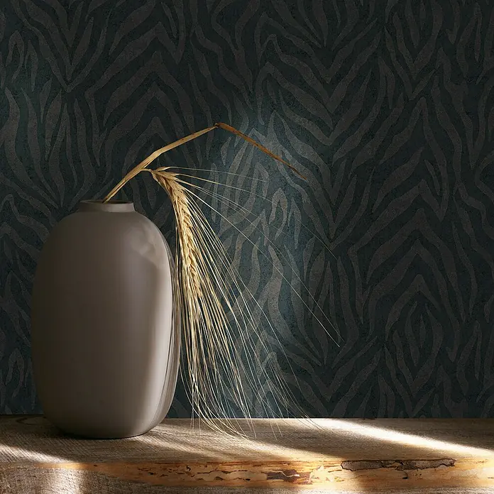 Marburg GZSZ Vliestapete Moderner Zebralook - Schwarz/Braun, Tieroptik, 10,05 x 0,53 m - Dekorative Nahaufnahme einer schlanken, beigen Vase mit einem Weizenhalm auf einem rustikalen Holztisch vor einer dunklen Zebra-Mustertapete.