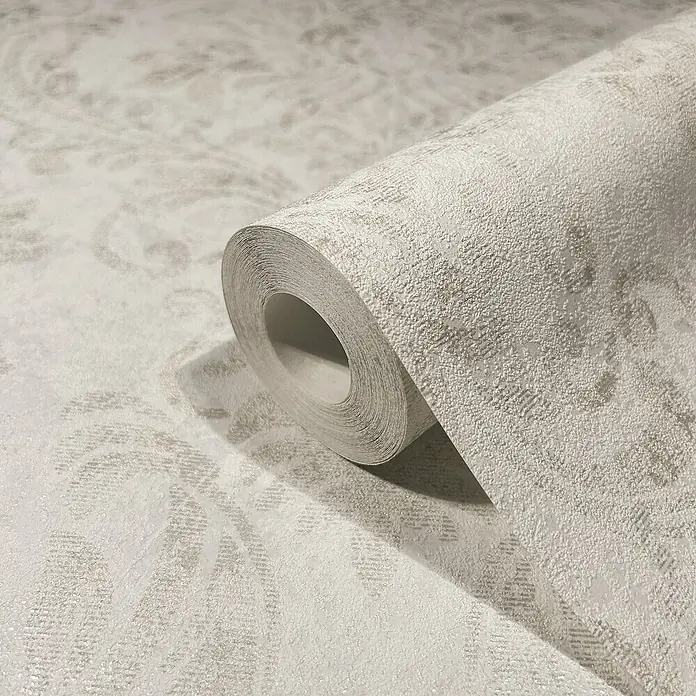 Marburg GZSZ Vliestapete - Beige, Ornament, 10,05 x 0,53 m - Nahaufnahme einer Rolle eleganter, hellgrauer Tapete mit subtilem Muster, ideal für stilvolle Wandgestaltung und Innenräume.