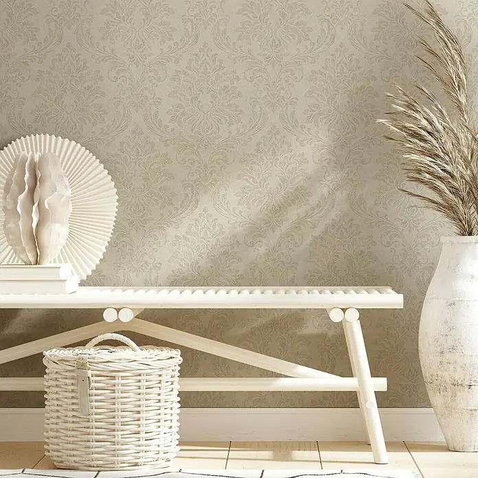 Marburg GZSZ Vliestapete - Beige, Ornament, 10,05 x 0,53 m - Nahaufnahme eines stilvollen Interieurs mit dekorativer Bank, Korb und Blumenvase vor einer gemusterten Wand.