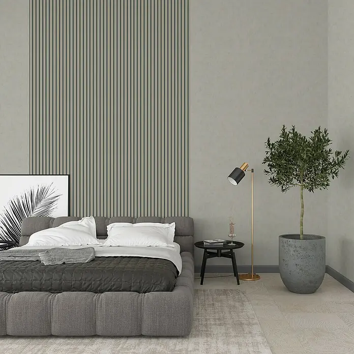 Marburg GZSZ Vliestapete Paneel-Optik - Beige, Holzoptik, 10,05 x 0,53 m - Elegantes graues Bett mit weichen Kissen und einer gesteppten Tagesdecke in einem modern eingerichteten Schlafzimmer.