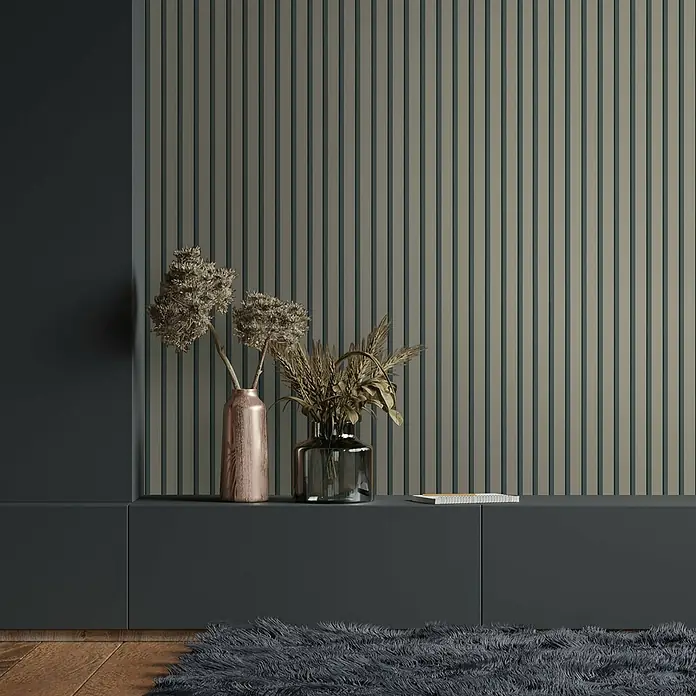 Marburg GZSZ Vliestapete Paneel-Optik - Beige, Holzoptik, 10,05 x 0,53 m - Elegantes Interieur mit schlanken Vasen auf dunklem Sideboard vor Wandpaneelen, akzentuiert durch einen weichen Teppich. Stilvolle Dekoration.