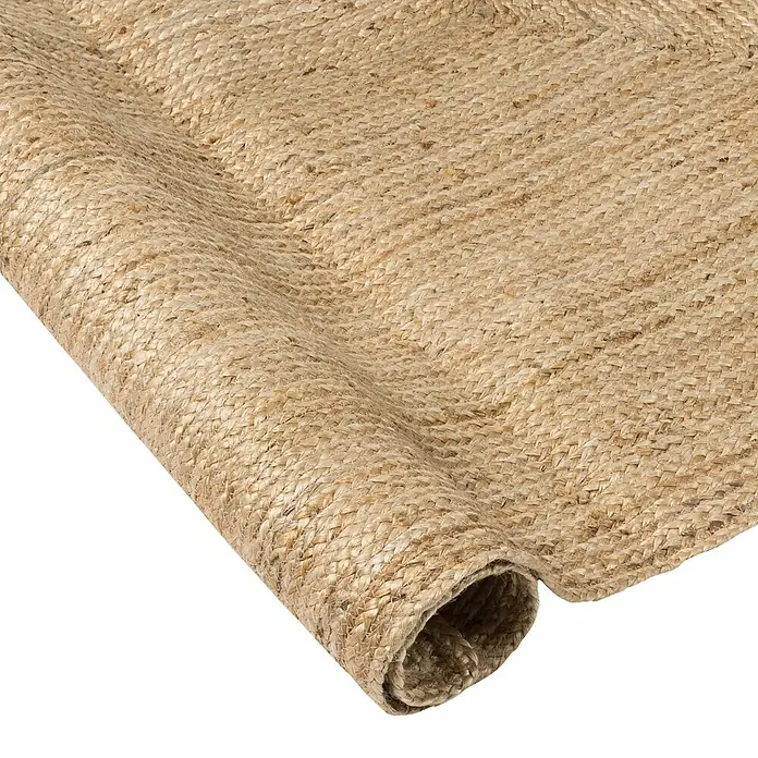 Alfombra textil plana Nazar - Beige, 300 x 200 cm - Primer plano de una alfombra rectangular enrollada hecha de yute trenzado. La textura del material tejido es visible.