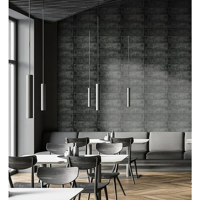 Marburg GZSZ Vliestapete - Anthrazit, Betonoptik, 10,05 x 0,53 m - Ein Restaurant mit stilvollen Pendelleuchten über Tischen und Stühlen, die ein modernes und elegantes Ambiente schaffen.
