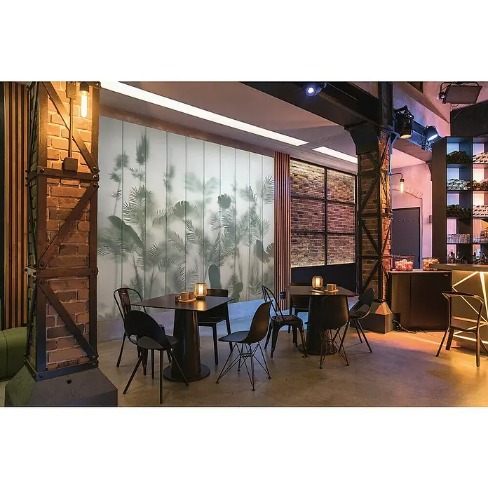 Marburg GZSZ Fototapete Tropische Pflanzen - B x H: 2,65 x 2,7 m - Innenaufnahme eines Restaurants mit Tischen und Stühlen, hervorgehoben durch dekorative Beleuchtung und einem Wandbild mit Pflanzenmotiven.