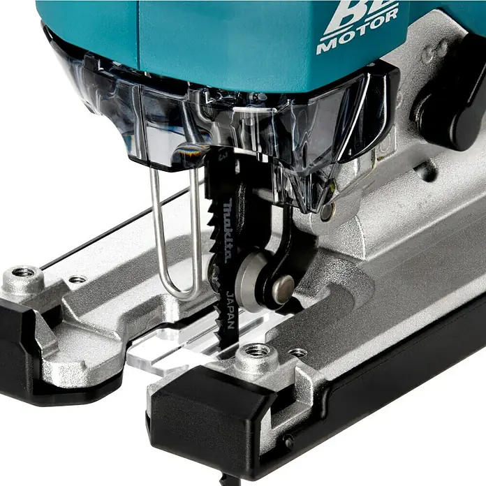 Makita LXT 18V Akku-Stichsäge DJV182Z - 18 V, Li-Ionen, Ohne Akku, Leerlaufhubzahl: 800 /min - 3.500 /min - Nahaufnahme einer Stichsäge mit einer schwarzen Klinge und silberner Basis. Das Werkzeug ist von Makita und in Japan hergestellt.